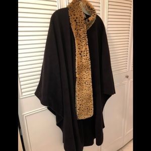 Fleece cape with faux fur collar